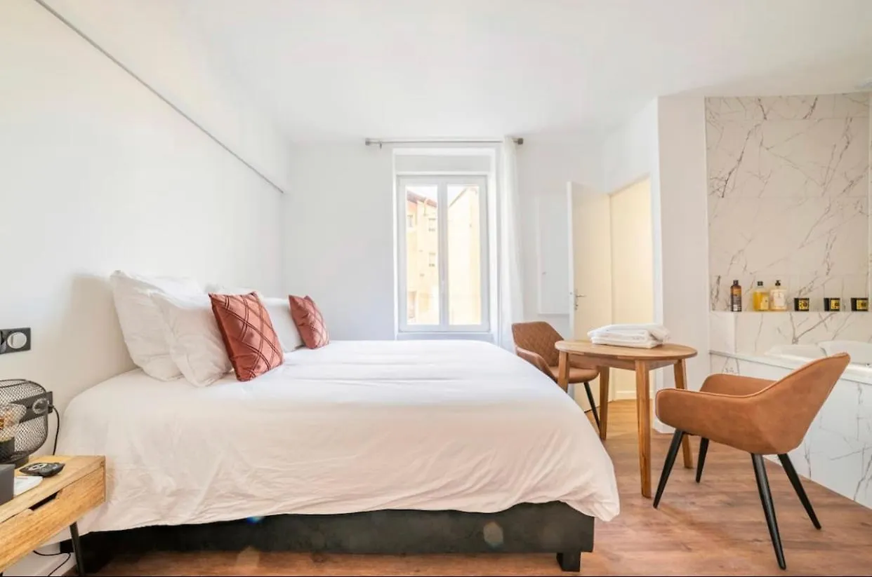 Parenthese Roanne Pierre Depierre Apartment